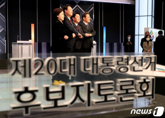 2일 저녁 서울 여의도 KBS 본관에서 열린 중앙선거방송토론위원회 주관 제20대 대통령선거 후보 초청 3차 법정 TV 토론회에서 대선 후보들이 선전을 다짐하고 있다. 왼쪽부터 정의당 심상정, 국민의힘 윤석열, 국민의당 안철수, 더불어민주당 이재명 대선후보. 2022.3.2/뉴스1 © News1 이동해 기자