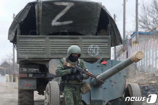 우크라이나 동부 도네츠크주에서 포착된 친러 반군 차량에 러시아의 우크라이나 침공을 기원하는 Z 표식이 선명하다. 2022. 3. 1. © 로이터=뉴스1 © News1 최서윤 기자