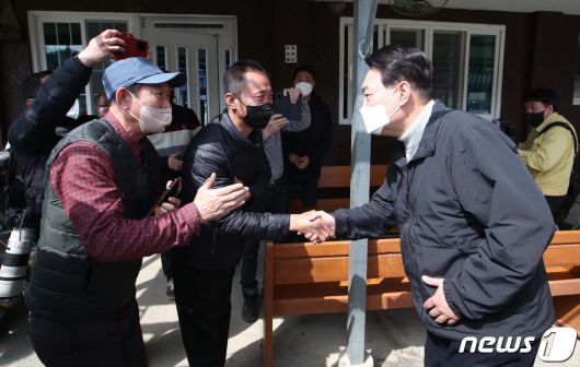 윤석열 대통령 당선인이 15일 경북 울진군 북면 부구3리마을회관에서 산불 피해 이재민들과 간담회 마친 후 지역 주민들과 인사하고 있다. 2022.3.15/뉴스1 © News1 국회사진취재단
