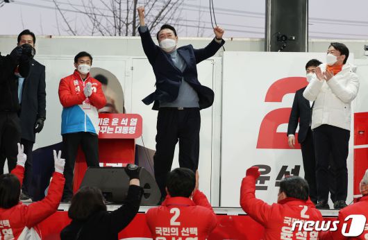 윤석열 국민의힘 대선 후보가 5일 서울 광진구 어린이대공원 후문에서 열린 유세에서 이준석 대표, 안철수 국민의당 대표와 함께 지지를 호소하고 있다. 2022.3.5/뉴스1 © News1 구윤성 기자