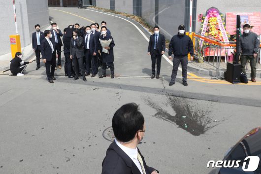 박근혜 전 대통령이 24일 오후 대구 달성군 유가읍 쌍계리 사저 앞에 도착해 차량에서 내려 대국민 메시지를 발표하는 도중 한 남성이 소주병 던지며 소동을 일으키자 경호원들이 박 전 대통령을 보호하기 위해 주변을 에워싸고 있다. 2022.3.24/뉴스1 © News1 공정식 기자