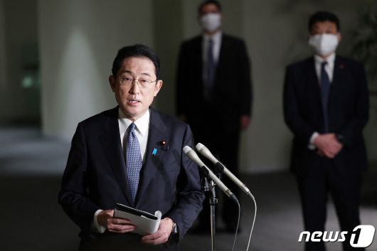 기시다 후미오 일본 총리가 3월 15일(현지시간) 도쿄 총리 관저에서 볼로디미르 젤렌스키 우크라이나 대통령과 전화 통화를 마친 뒤 취재진을 만나고 있다. © AFP=뉴스1 © News1 우동명 기자