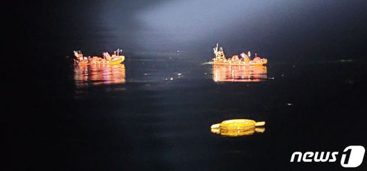 8일 오전 1시32분쯤 제주 서귀포시 대정읍 마라도 남서쪽 약 370㎞ 해상에서 남해지방해양경찰청 항공대 소속 헬기(S-92)가 추락, 해경이 수색작업을 벌이고 있다. (제주지방해양경찰청 제공) 2022.4.8/뉴스1