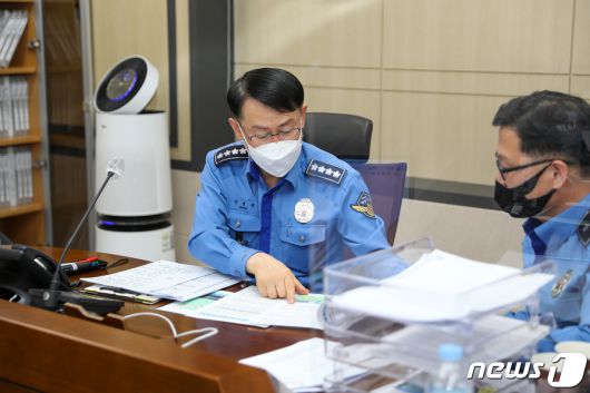 정봉훈 해양경찰청장이 8일 제주남방 해역 헬기 해상추락사고 대응 회의를 주재하고 있다. 정 청장은 중앙구조본부를 비상가동하고 수색에 총력을 다할 것을 지시했다. (해양경찰청 제공) 2022.4.8/뉴스1