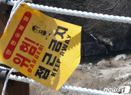 검찰이 보험금을 노리고 남편을 살해한 피의자 이은해(31)와 조현수(30)에 대해 수배 전 출국금지 조치를 내렸으나 4개월째 행방이 묘연한 상태다. 4일 법조계에 따르면 검찰은 살인 및 살인미수 등 혐의를 받고 있는 이씨와 조씨에 대해 지난달 30일 공개수배하기 전 출국금지 조치했다. 검찰은 이들이 해외로 출국한 기록이 없는 것을 확인하고 국내에서 이들의 행적을 쫓고 있다. 사진은 사건이 발생한 경기 가평군 용소폭포 주변 접근금지 표식. 2022.4.4/뉴스1 © News1 신웅수 기자