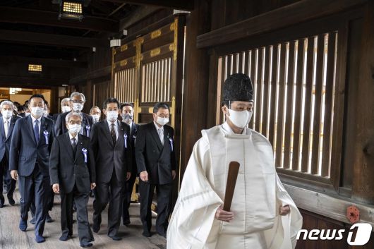 22일(현지시간) 일본 의원들이 태평양전쟁 A급 전범이 합사된 도쿄 야스쿠니 신사의 춘계 예대제에 집단 참배를 하고 있다. © AFP=뉴스1 © News1 우동명 기자