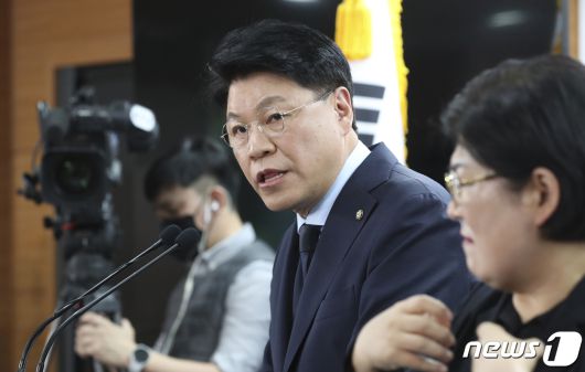 장제원 대통령 당선인 비서실장이 1일 서울 종로구 통의동 대통령직인수위원회에서 '2실·5수석' 체제로 개편된 대통령실 인선 발표를 하고 있다. 2022.5.1/뉴스1 © News1 인수위사진기자단