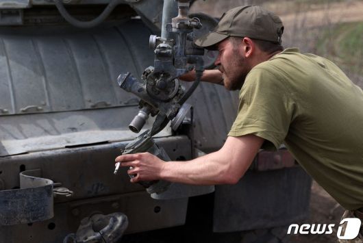 3월10일(현지시간) 우크라이나 군이 돈바스주 루간스크에서 러시아 군을 향해 다연잘 로켓의 발사 준비를 하고 있다. © AFP=뉴스1 © News1 우동명 기자