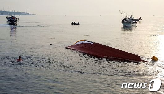 지난 4일 오후 4시9분쯤 제주시 조천읍 조천포구 앞 해상에서 괭생이모자반을 피하던 연안복합어선 A호(3.28톤)가 암초에 걸려 좌초됐다.(제주해양경찰서 제공)2020.6.5/뉴스1© News1