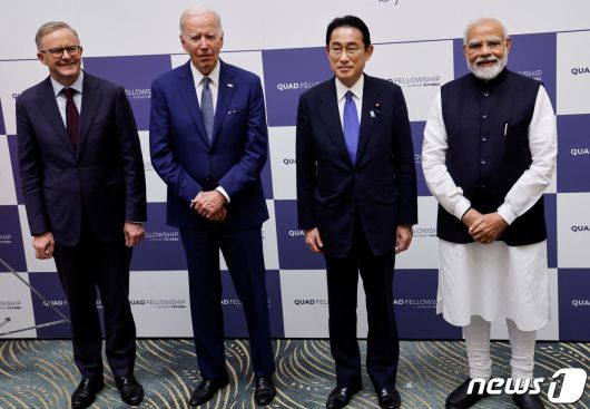 24일 일본 도쿄 간테이궁에서 회담을 마친 쿼드 정상들이 펠로우십 발표를 하기 위해 기자회견장에 도착한 모습. 왼쪽부터 앤서니 알바니즈 호주 총리, 조 바이든 미국 대통령, 기시다 후미오 일본 총리, 나렌드라 모디 일본 총리. © 로이터=뉴스1 © News1 최서윤 기자