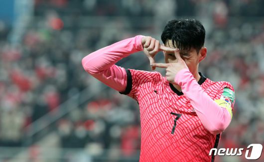 손흥민이 24일 오후 서울 마포구 서울월드컵경기장에서 열린 2022 국제축구연맹(FIFA) 카타르 월드컵 아시아 최종예선 9차전 대한민국과 이란의 경기 전반전 선제골을 넣은 뒤 세리머니를 하고 있다. 2022.3.24/뉴스1 © News1 장수영 기자