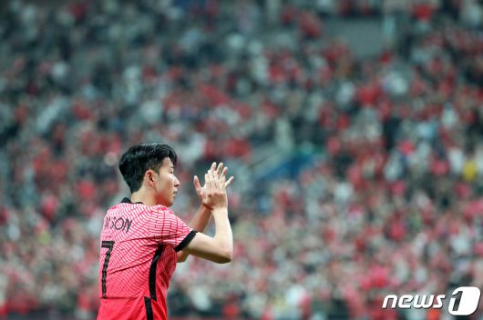 2일 오후 서울월드컵경기장에서 열린 2002 한일월드컵 20주년 기념 평가전 대한민국-브라질의 경기에서 손흥민이 경기가 끝난 뒤 팬들에게 인사하고 있다. 2022.6.2/뉴스1 © News1 구윤성 기자