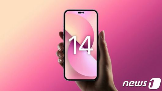 올해 가을 출시될 예정인 아이폰14 시리즈는 그간 아이폰 시리즈에서 디자인적으로 아쉬움이 지적됐던 '노치' 디자인이 사라질 것으로 예상되고 있다(스패로뉴스 갈무리) © 뉴스1