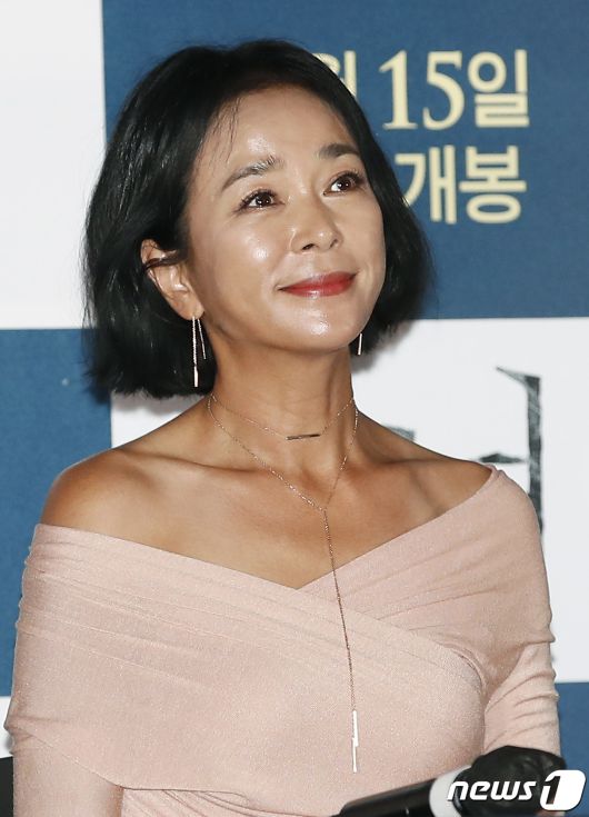 배우 조민수가 7일 서울 용산 cgv에서 열린 영화 '마녀 Part2. The Other One'(마녀2) 언론 시사회 및 기자간담회에서 포즈를 취하고 있다. ‘마녀2’(감독 박훈정)는 초토화된 비밀연구소에서 홀로 살아남아 세상 밖으로 나오게 된 소녀 앞에 각기 다른 목적으로 그를 쫓는 세력들이 모여들면서 벌어지는 일을 그린 액션 영화이다. 2022.6.7/뉴스1 © News1 권현진 기자