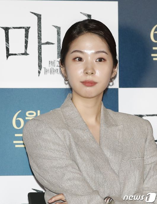 배우 서은수가 7일 서울 용산 cgv에서 열린 영화 '마녀 Part2. The Other One'(마녀2) 언론 시사회 및 기자간담회에서 매력을 발산하고 있다. ‘마녀2’(감독 박훈정)는 초토화된 비밀연구소에서 홀로 살아남아 세상 밖으로 나오게 된 소녀 앞에 각기 다른 목적으로 그를 쫓는 세력들이 모여들면서 벌어지는 일을 그린 액션 영화이다. 2022.6.7/뉴스1 © News1 권현진 기자