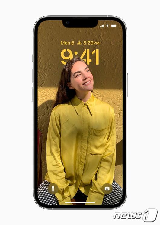 아이폰 새 운영체제(OS)인 iOS16, 잠금화면 편집기능 지원 (애플 제공)© 뉴스1