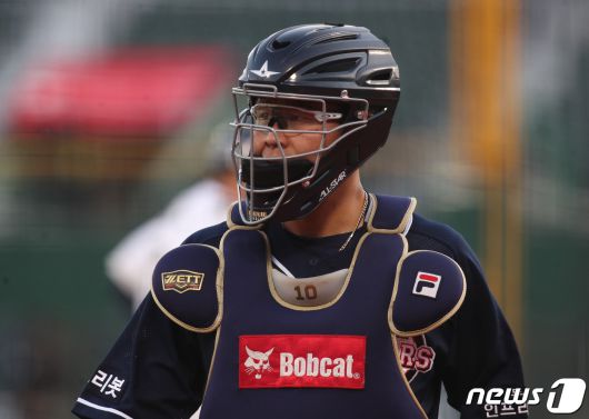 9일 오후 부산 사직야구장에서 열린 '2021 프로야구 신한은행 SOL KBO리그' 롯데 자이언츠와 두산 베어스 경기에서 1회말 두산 포수 박세혁이 그라운드를 향하고 있다. 2021.6.9/뉴스1 © News1 여주연 기자