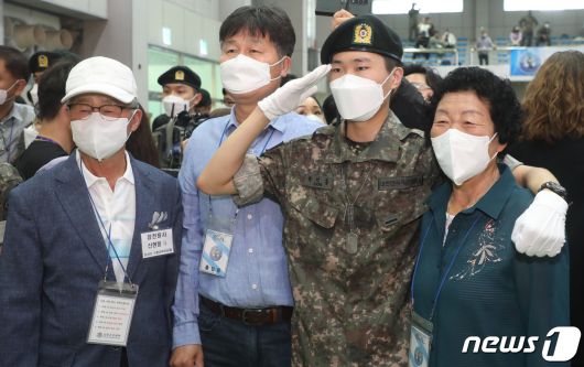 35사단 신병교육훈련 수료식이 열린 15일 전북 임실군 35사단 김범수관에서 신병교육을 마친 훈련생들이 수료식을 마치고 가족들과 기념촬영을 하고 있다. 2022.6.15/뉴스1 © News1 유경석 기자