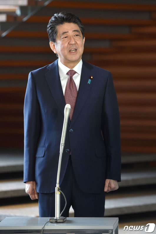 퇴임하는 아베 신조 일본 총리가 16일(현지시간) 도쿄 총리관저에 도착하면서 취재진과 얘기를 하고 있다. 2020.09.16/뉴스1© AFP=뉴스1 © News1 우동명 기자