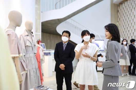 윤석열 대통령 부인 김건희 여사가 28일 오후(현지시간) 마드리드 주스페인한국문화원을 방문해 오지훈 원장(왼쪽), 김숙겸 실무관의 설명을 들으며 김아영 디자이너의 작품등이 전시된 k-패션 전시회를 둘러보고 있다. (대통령실사진기자단) 2022.6.29/뉴스1 © News1 오대일 기자