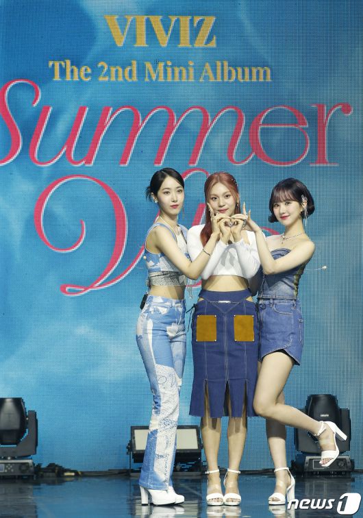 걸그룹 VIVIZ(비비지) 신비(왼쪽부터)와 엄지, 은하가 6일 서울 광진구 예스24라이브홀에서 가진 두 번째 미니앨범 ‘서머 바이브(Summer Vibe)’ 발매 쇼케이스에서 포즈를 취하고 있다. 2022.7.6/뉴스1 © News1 권현진 기자