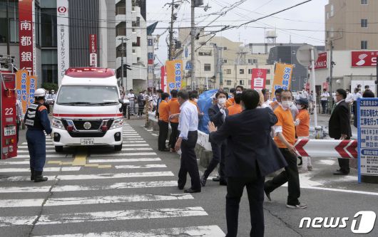 아베 신조(安倍晋三) 전 일본 총리가 8일 일본 서부 나라시에서 선거 유세 도중 총격을 맞고 쓰러진 현장이 아수라장이 됐다. © 로이터=뉴스1 © News1 이유진 기자