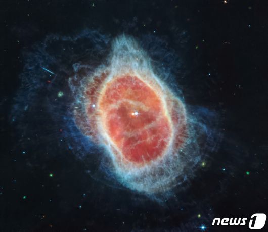 미국 항공우주국(NASA)이 제임스웹 우주망원경으로 촬영한 풀컬러 우주사진을 12일(현지시간) 공개하고 있다. 사진은 행성상 성운모습. © 로이터=뉴스1