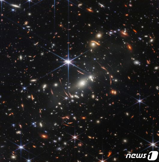 미국 항공우주국(NASA)의 제임스웹 우주망원경으로 촬영한 풀컬러 우주사진이 11일(현지시간) 최초 공개됐다. 사진은 은하단 SMACS 0723. © 로이터=뉴스1