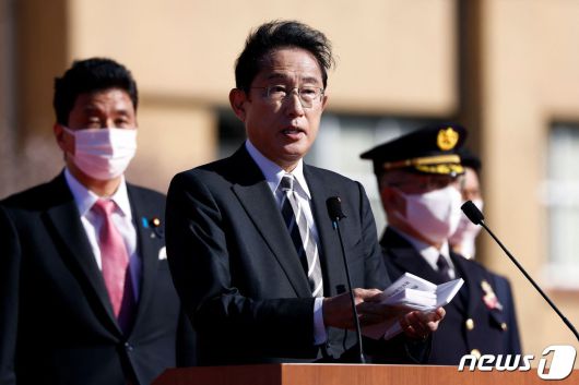 기시다 후미오 일본 총리가 27일 (현지시간) 도쿄 네리마에 있는 육상 자위대의 아사카 주둔지에서 열린 사열식서 “상대국 영역에서 저지하는 '적 기지 공격 능력'의 보유를 배제하지 않고 방위력을 강화해 가겠다”고 연설을 하고 있다. ⓒ AFP=뉴스1 ⓒ News1 우동명 기자