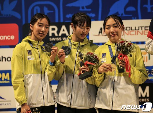 김선우(경기도청), 성승민(대구광역시청), 장하은(경기체고)이 2022 국제근대5종연맹(UIPM) 세계선수권대회에서 여자 단체전 은메달을 합작했다. (대한근대5종연맹 제공) ⓒ 뉴스1