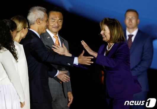낸시 펠로시 미국 하원의장이 4일 오후 일본 도쿄 후사 요코타 미 공군기지에서 람 이매뉴얼 주일 미국대사의 환영을 받고 있다. ⓒ 로이터=뉴스1 ⓒ News1 신웅수 기자