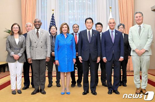 낸시 펠로시 미국 하원의장와 기시다 후미오 일본 총리가 5일 (현지시간) 아시아 마지막 순방국인 일본에 도착해 도쿄 총리 관저에서 미국 의회 대표단, 람 이매뉴얼 주일 미국대사와 포즈를 취하고 있다. ⓒ AFP=뉴스1 ⓒ News1 우동명 기자