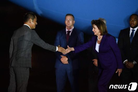4일 밤 일본 도쿄 요코타 미군기지에 도착한 낸시 펠로시 하원의장이 오다와라 기요시 일본 외무성 부대신의 영접을 받고 있다. ⓒ AFP=뉴스1 ⓒ News1 강민경 기자