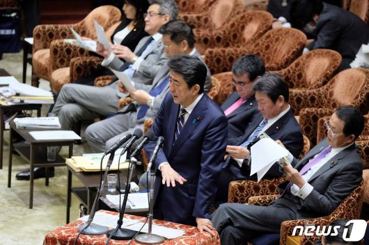 아베 신조 전 총리가 도쿄의 중의원 예산위원회에 참석해 의원들의 질문에 답변을 하고 있다. ⓒ AFP=뉴스1 ⓒ News1 우동명 기자