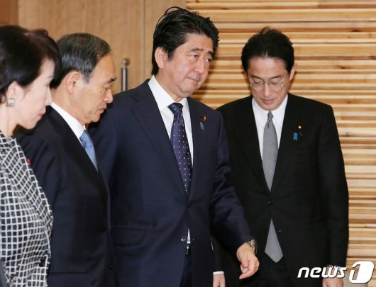 2015년 아베 신조 당시 총리(가운데)와 기시다 후미오 당시 외무상(오른쪽)이 도쿄 총리관저 각료 회의실에 들어가고 있다. ⓒ AFP=뉴스1