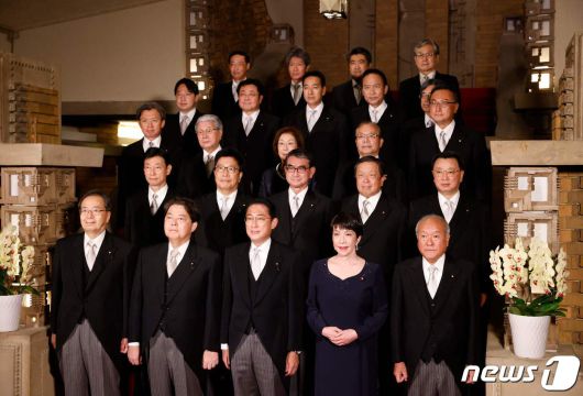 10일 출범한 기시다 후미오 새 내각 인사들이 단체 사진을 촬영하고 있다. ⓒ AFP=뉴스1 ⓒ News1 강민경 기자