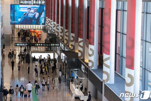 일본 나리티공항에서 보안요원들이 순찰을 하고 있다. 2021.7.17/뉴스1 ⓒ News1 이재명 기자