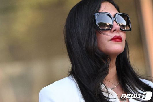 24일(현지시간) 미국 캘리포니아주 로스앤젤레스 법원에서 미국프로농구(NBA) 스타 코비 브라이언트의 아내 바네사 브라이언트가 LA 카운티를 상대로 한 손해배상 소송 평결이 내려진 후 법정을 나서고 있다. ⓒ AFP=뉴스1 ⓒ News1 손승환 기자