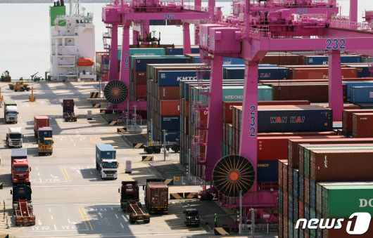 2일 인천 연수구 인천신항에서 컨테이너 선적 작업이 진행되고 있다. 지난 1일 산업통상자원부에 따르면 8월 무역수지는 94억7000만달러 적자로 집계됐다. 2022.9.2/뉴스1 ⓒ News1 정진욱 기자