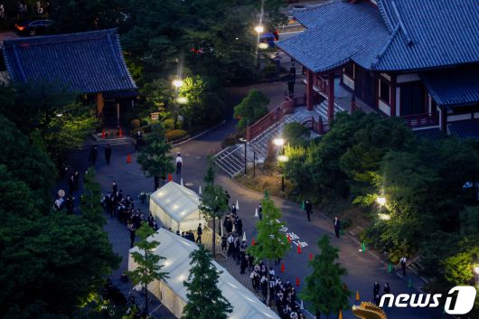 11일 오후 故 아베 신조(安倍晋三) 전 일본 총리의 빈소가 마련된 일본 도쿄 미나토구 조조지 사찰이 일반 조문객들로 붐비고 있다. ⓒ 로이터=뉴스1 ⓒ News1 포토공용 기자
