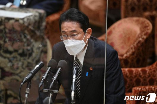 기시다 후미오 일본 총리가 8일 일본 국회 폐회 중 아베 신조 전 총리의 국장과 관련해 의원들에게 설명하고 있다. ⓒ AFP=뉴스1 ⓒ News1 강민경 기자