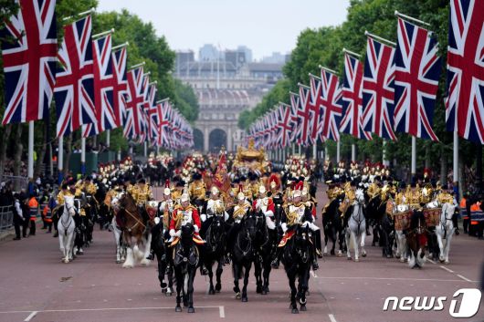 5일(현지시간) 영국 런던 버킹엄궁 앞에서 엘리자베스 2세 여왕 즉위 70주년 기념 '플레티넘 주빌리' 행사가 거행되고 있다. 2022.06.05 ⓒ 로이터=뉴스1 ⓒ News1 정윤미 기자