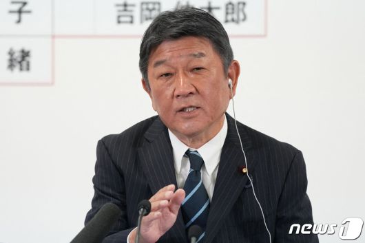 모테기 도시미쓰 일본 자민당 간사장이 10일 (현지시간) 도쿄 자민당 본부에서 참의원 선거 대승 관련 기자회견을 하고 있다. ⓒ AFP=뉴스1 ⓒ News1 우동명 기자