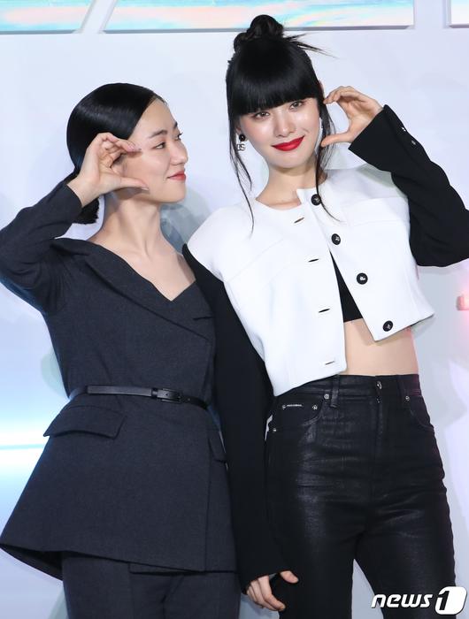 배우 전여빈과 나나(오른쪽)가 27일 서울 용산구 CGV 용산아이파크몰에서 열린 넷플릭스 시리즈 '글리치' 제작발표회에서 볼 하트를 그리고 있다. ⓒ News1 권현진 기자