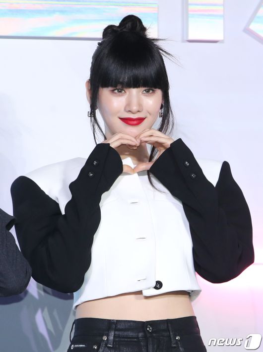 배우 나나가 27일 서울 용산구 CGV 용산아이파크몰에서 열린 넷플릭스 시리즈 '글리치' 제작발표회에서 하트를 그리고 있다. ⓒ News1 권현진 기자