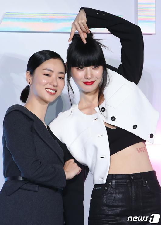 배우 전여빈과 나나(오른쪽)가 27일 서울 용산구 CGV 용산아이파크몰에서 열린 넷플릭스 시리즈 '글리치' 제작발표회에서 포즈를 취하고 있다. 왼쪽 허리 위에 'LOVE'라고 새긴 타투 눈길을 끈다.  ⓒ News1 권현진 기자