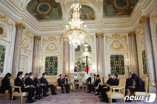 한덕수 국무총리가 28일 일본 도쿄 아카사카 영빈관에서 기시다 총리를 만나 대화하고 있다. 2022.9.28/뉴스1 ⓒ News1 박지혜 기자