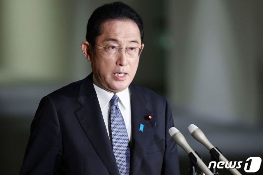 기시다 후미오 일본 총리가 우크라 전쟁 전인 지난 2월15일(현지시간) 도쿄 총리 관저에서 볼로디미르 젤렌스키 우크라이나 대통령과 전화 통화를 마친 뒤 취재진을 만나 우크라이나의 주권과 영토의 일체성을 일관되게 지지한다는 뜻을 전했다고 밝히고 있다. ⓒ AFP=뉴스1 ⓒ News1 우동명 기자