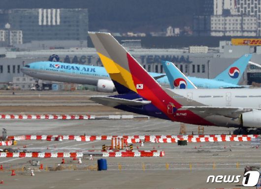 인천국제공항에 대한항공과 아시아나 항공기가 함께 있는 모습. 2022.2.22/뉴스1 ⓒ News1 신웅수 기자