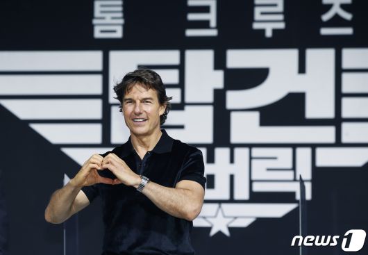 할리우드 배우 톰 크루즈가 20일 서울 송파구 잠실동 롯데호텔월드 크리스탈볼룸에서 열린 영화 ‘탑건: 매버릭’ 기자 간담회에서 포즈를 취하고 있다. ‘탑건: 매버릭’은교관으로 컴백한 최고의 파일럿 매버릭(톰 크루즈 분)과 함께 생사를 넘나드는 미션에 투입되는 새로운 팀원들의 이야기를 다룬 항공 액션 블록버스터이다. 2022.6.20/뉴스1 ⓒ News1 권현진 기자